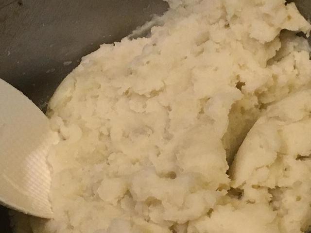土豆別只知道炒著吃，教你一個新吃法，外酥里嫩，兒子天天都想吃