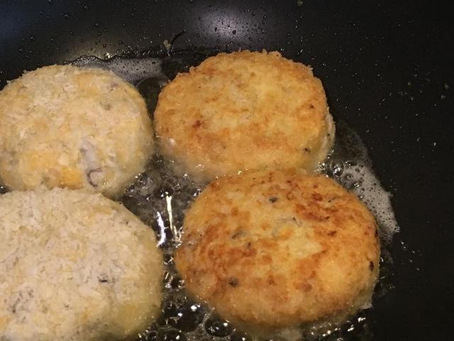 土豆別只知道炒著吃，教你一個新吃法，外酥里嫩，兒子天天都想吃