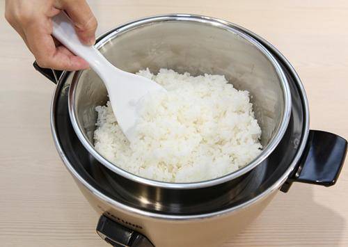「剩米飯」不要再做蛋炒飯了，教你一個新做法，老人孩子都愛吃