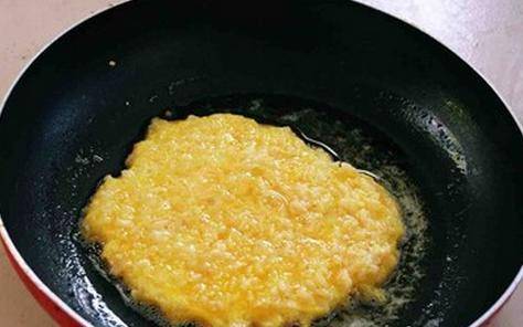 「剩米飯」不要再做蛋炒飯了，教你一個新做法，老人孩子都愛吃
