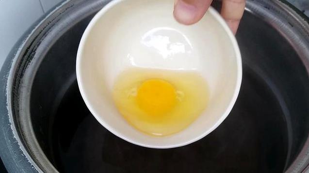 水煮荷包蛋容易散開？只要多加一個「小動作」，荷包蛋個個完整好看