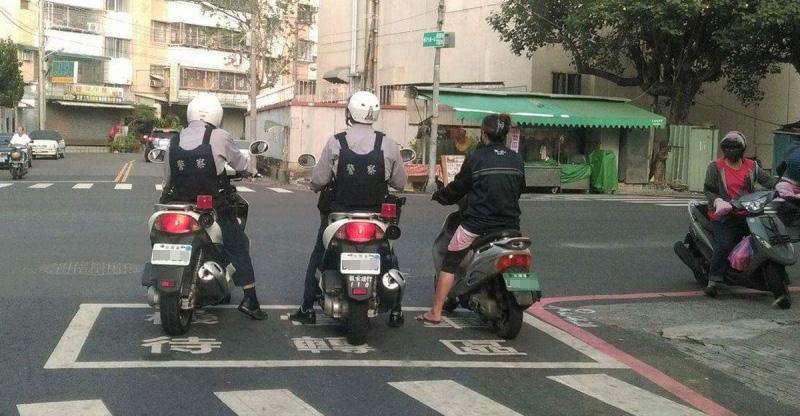 騎車忘戴安全帽！他「就地取材」神偽裝想騙警察，網友全笑炸：「這一定當兵當太久」！