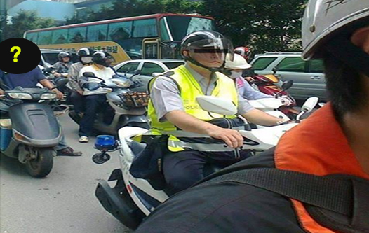 騎車忘戴安全帽！他「就地取材」神偽裝想騙警察，網友全笑炸：「這一定當兵當太久」！