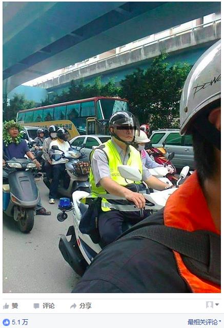 騎車忘戴安全帽！他「就地取材」神偽裝想騙警察，網友全笑炸：「這一定當兵當太久」！