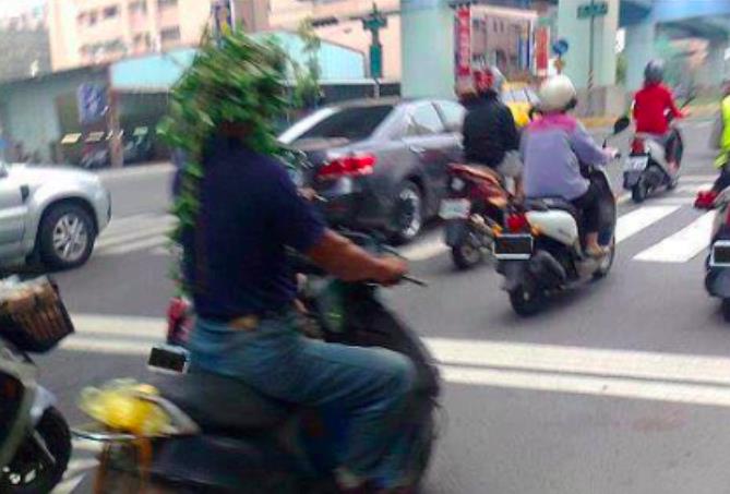 騎車忘戴安全帽！他「就地取材」神偽裝想騙警察，網友全笑炸：「這一定當兵當太久」！