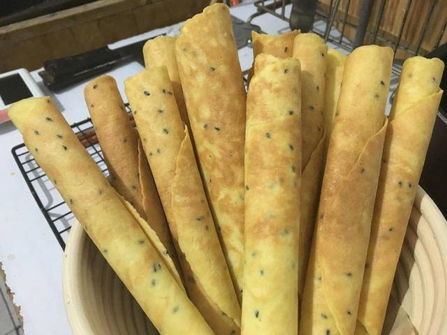 簡單的【蛋卷】平底鍋製作方法，蛋糖香味濃郁，讓我們在家也能最出酥脆可口的蛋卷