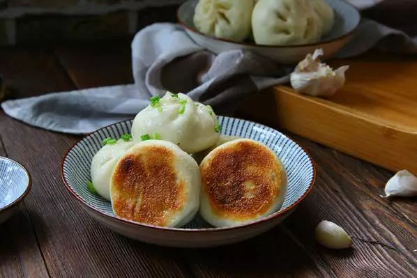 一個小竅門，教您做出皮酥餡嫩的水煎包，一口氣吃五個都不夠
