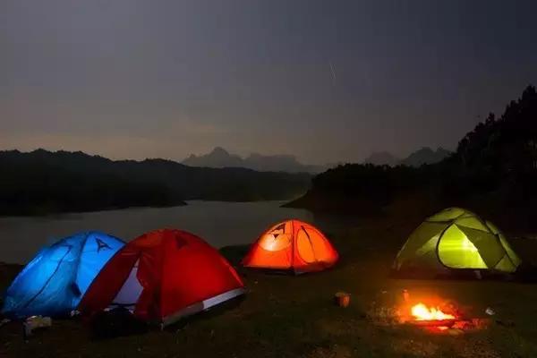 這才叫露營，你那只能叫打地鋪！