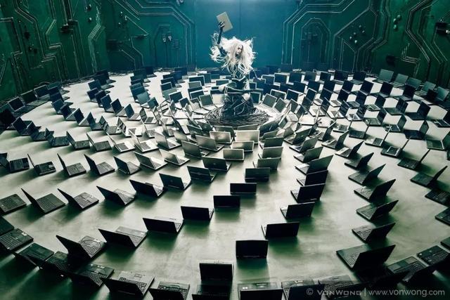 撿了16.8萬根舊吸管，他拍出的作品擲地有聲！