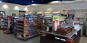 6個國中生拿著棒球棍「恐嚇超商店員」，店員一臉淡定得說：「我已經撂人來了」！看到來人後大家讚嘆不已！