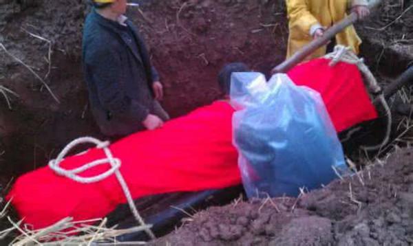 三個兒媳接連暴亡，風水先生讓挖開祖墳，看到裡面....婆婆癱坐在地，悔得腸子都青了。
