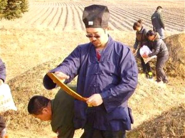 三個兒媳接連暴亡，風水先生讓挖開祖墳，看到裡面....婆婆癱坐在地，悔得腸子都青了。