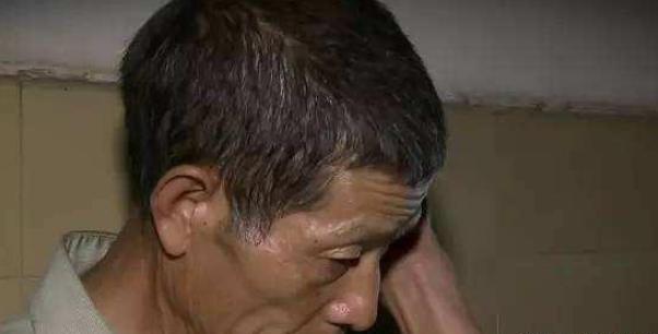 母親去世後，家裡的剩菜隔天就消失，躲在廚房看到那個人我愣住了