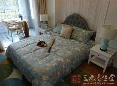 臥室掛一物，財神賴著不走，數錢到手抽筋