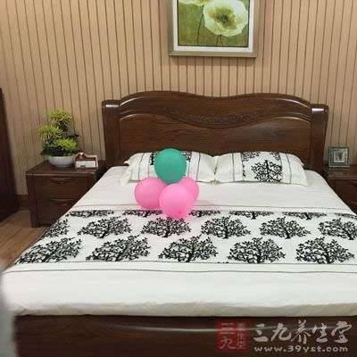 臥室掛一物，財神賴著不走，數錢到手抽筋