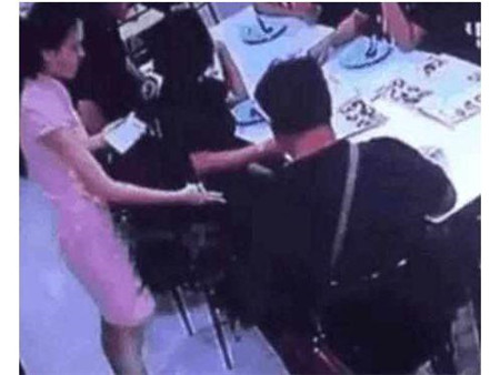 美女服務員站桌邊幫客人倒茶, 突然感覺不對勁,客人竟然偷偷對她做......