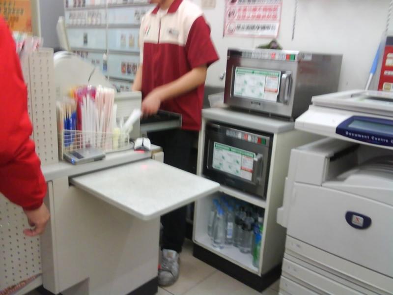 超商店員問「需要微波嗎」卻被客人罵白痴　結果法律系店員一開口「奧客馬上閉嘴」！