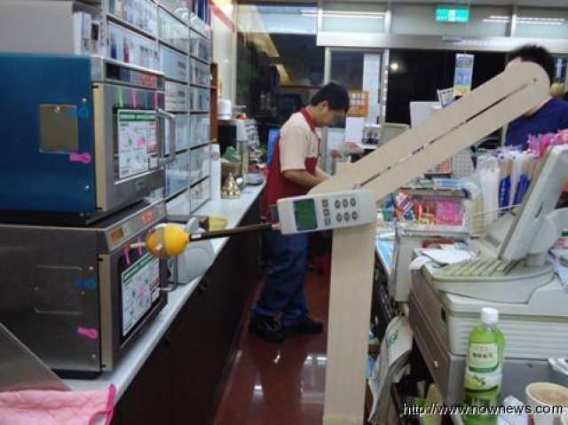 超商店員問「需要微波嗎」卻被客人罵白痴　結果法律系店員一開口「奧客馬上閉嘴」！