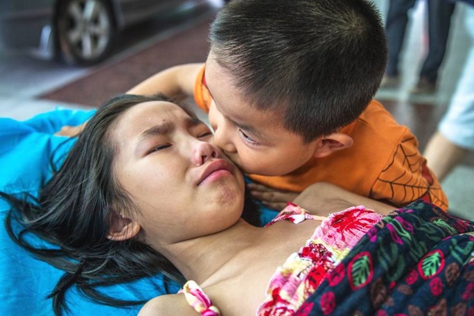 父母離家不歸，11歲姐腎裂痛哭，7歲弟安撫：「別哭，有我呢！」網讚歎：真正的男子漢