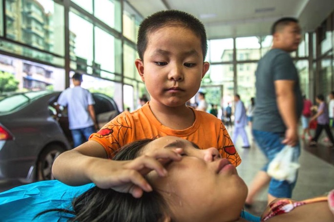 父母離家不歸，11歲姐腎裂痛哭，7歲弟安撫：「別哭，有我呢！」網讚歎：真正的男子漢