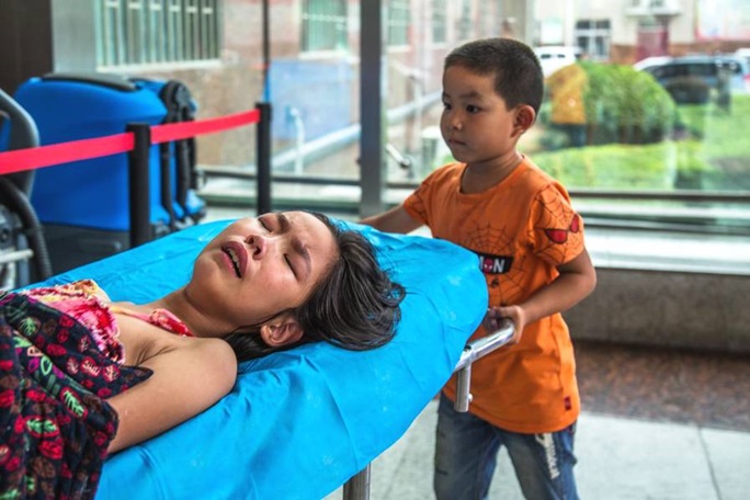 父母離家不歸，11歲姐腎裂痛哭，7歲弟安撫：「別哭，有我呢！」網讚歎：真正的男子漢