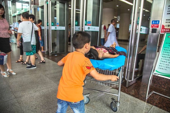 父母離家不歸，11歲姐腎裂痛哭，7歲弟安撫：「別哭，有我呢！」網讚歎：真正的男子漢