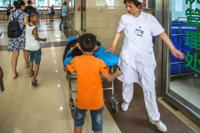 父母離家不歸，11歲姐腎裂痛哭，7歲弟安撫：「別哭，有我呢！」網讚歎：真正的男子漢
