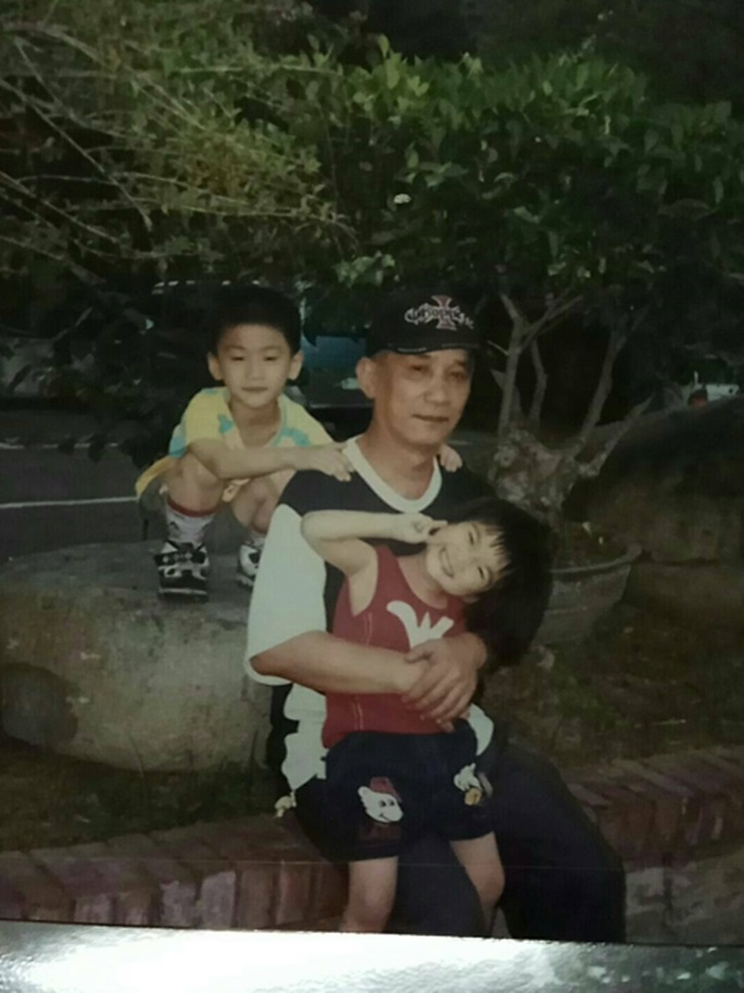 父母離開外公長期臥病，17歲少年「半工讀扛家計」兼顧妹妹從不言苦