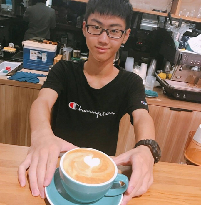 父母離開外公長期臥病，17歲少年「半工讀扛家計」兼顧妹妹從不言苦