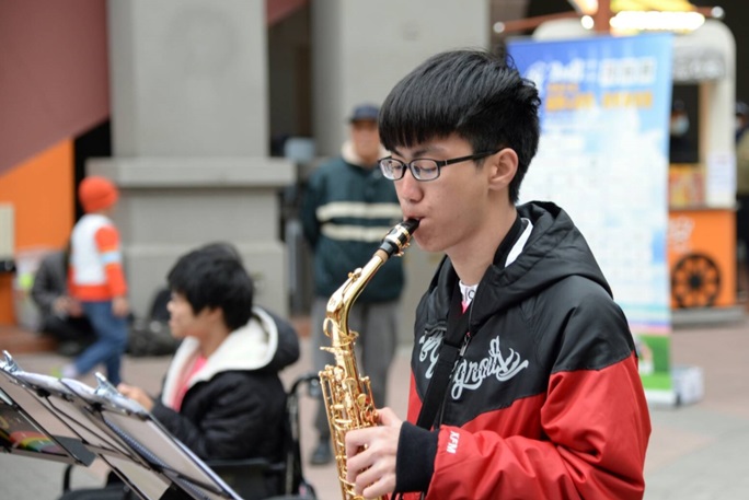 父母離開外公長期臥病，17歲少年「半工讀扛家計」兼顧妹妹從不言苦
