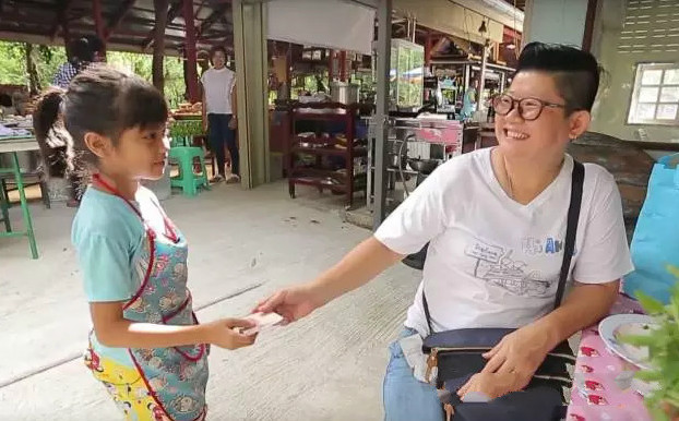 父母離異不管，9歲女孩開炸雞店做老闆，稚嫩肩膀「挑起養家重擔」照顧兩個小弟弟