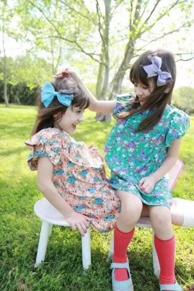 這對「全球最正雙胞胎」小時候是萌系美少女　長大後變成「男孩們的夢中情人」！