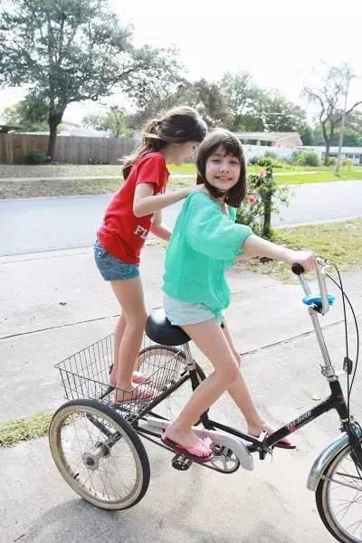 這對「全球最正雙胞胎」小時候是萌系美少女　長大後變成「男孩們的夢中情人」！
