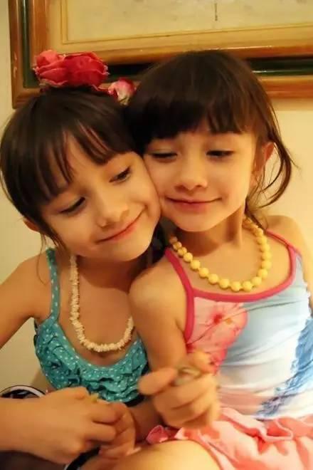 這對「全球最正雙胞胎」小時候是萌系美少女　長大後變成「男孩們的夢中情人」！