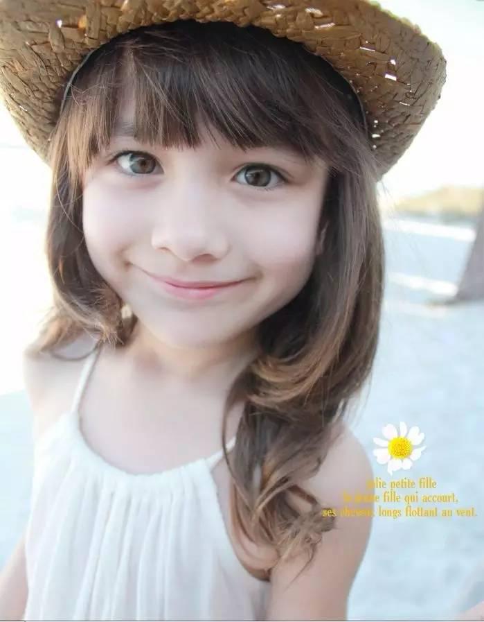 這對「全球最正雙胞胎」小時候是萌系美少女　長大後變成「男孩們的夢中情人」！