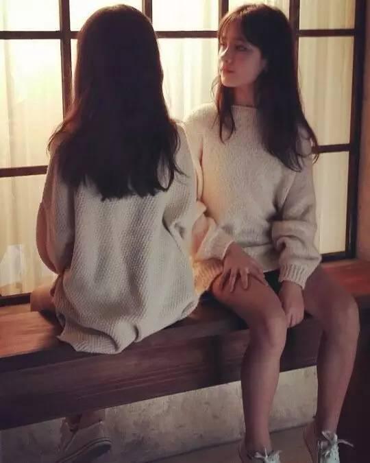 這對「全球最正雙胞胎」小時候是萌系美少女　長大後變成「男孩們的夢中情人」！