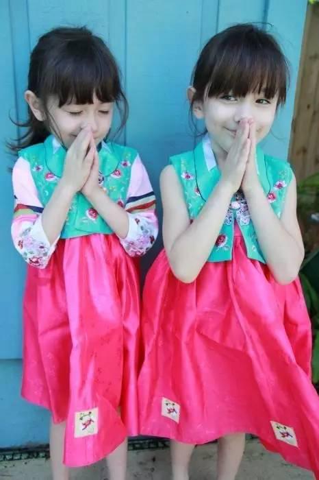 這對「全球最正雙胞胎」小時候是萌系美少女　長大後變成「男孩們的夢中情人」！