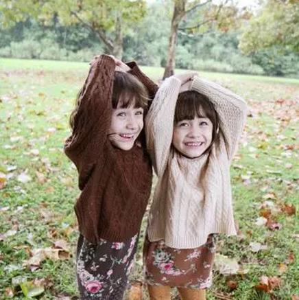 這對「全球最正雙胞胎」小時候是萌系美少女　長大後變成「男孩們的夢中情人」！