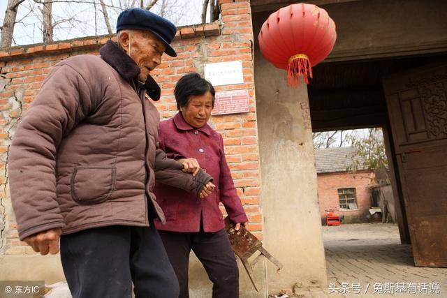 女兒出國6年未歸，准女婿盡孝6年，父親臨終留下遺言，准女婿淚目