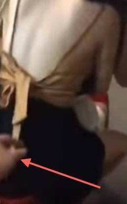 天氣熱，美女穿系帶上衣騎摩托，被尾隨男子「一手扯開」 ! 
