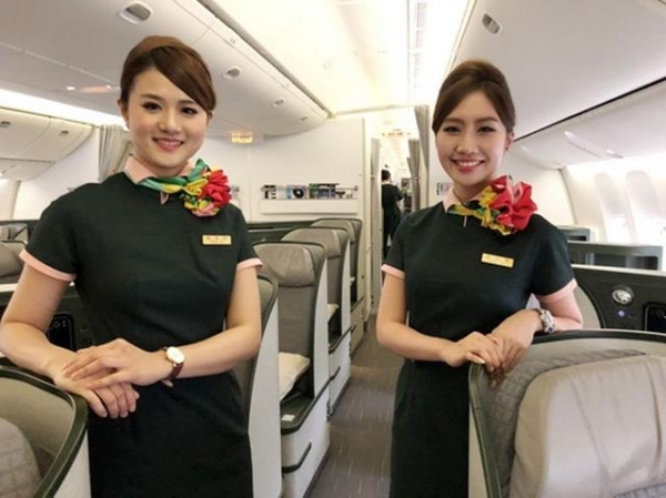 長榮空姐「嫌新制服醜」拍照最後留念！照片曝光美到「連國外媒體都讚嘆」！