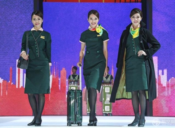 長榮空姐「嫌新制服醜」拍照最後留念！照片曝光美到「連國外媒體都讚嘆」！