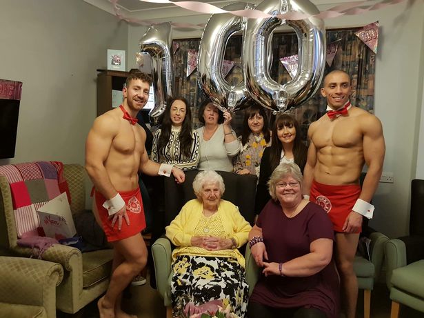 這奶奶這樣慶祝100歲的生日!! ??太棒了！