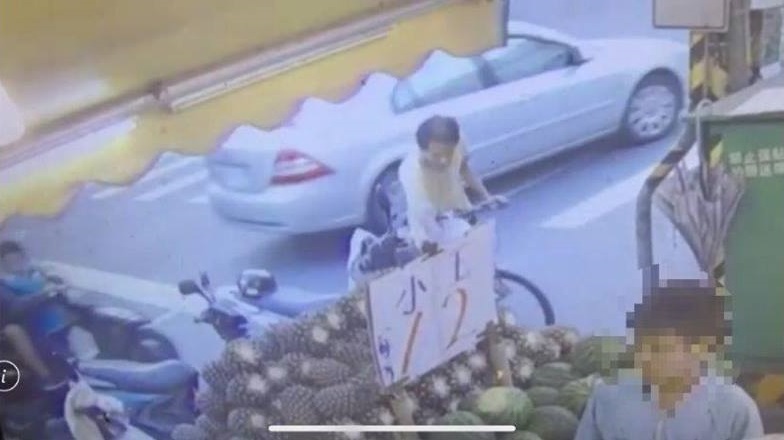 100元吃2餐！男子吃不飽偷晚餐，屏東暖警「自費送米、泡麵」惹哭母子！