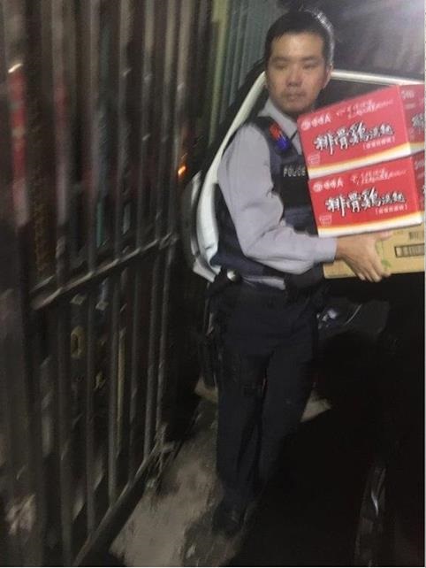 100元吃2餐！男子吃不飽偷晚餐，屏東暖警「自費送米、泡麵」惹哭母子！
