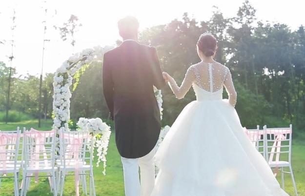 我嫁一個二婚老公，結婚典禮上婆婆叫我一聲，母親氣得拉著我就走  