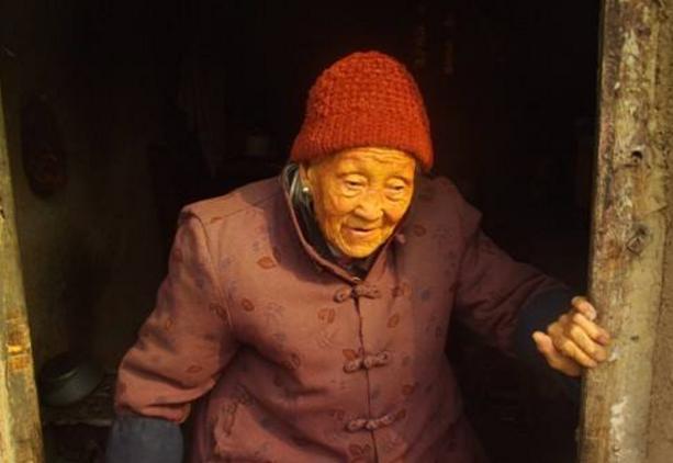 我嫁一個二婚老公，結婚典禮上婆婆叫我一聲，母親氣得拉著我就走  