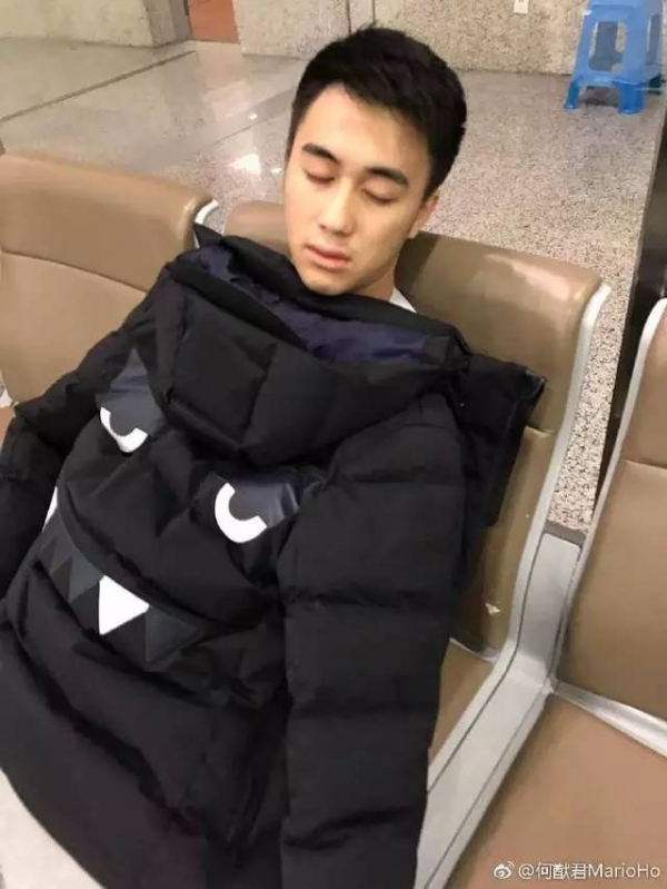 賭王兒子坐經濟艙護照遺失機上，航空公司理都不理，害他淒慘睡機場一夜！認出他是誰後態度180度大翻轉！