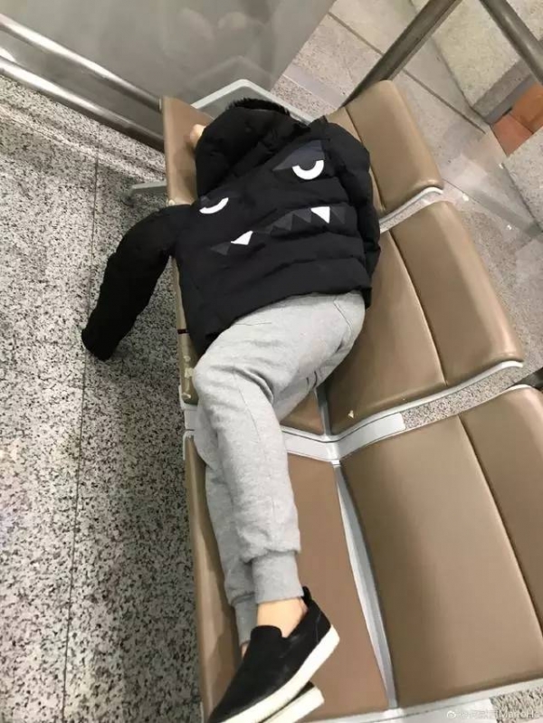 賭王兒子坐經濟艙護照遺失機上，航空公司理都不理，害他淒慘睡機場一夜！認出他是誰後態度180度大翻轉！