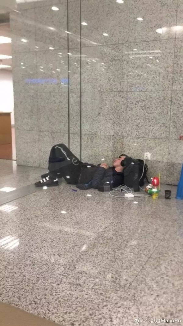 賭王兒子坐經濟艙護照遺失機上，航空公司理都不理，害他淒慘睡機場一夜！認出他是誰後態度180度大翻轉！